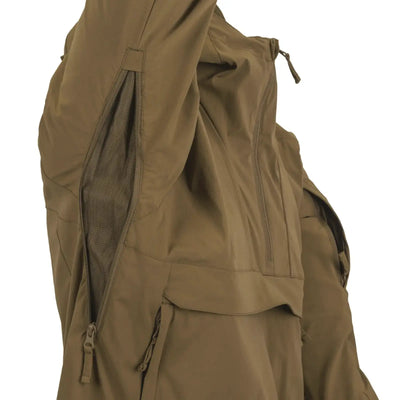Nahaufnahme einer braunen Helikon-Tex® Mistral Anorak Jacket®, die die Stoffstruktur und die Reißverschlussdetails zeigt.