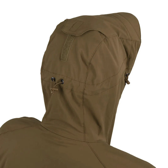 Nahaufnahme einer olivgrünen Helikon-Tex® Mistral Anorak Jacket® Kapuze mit verstellbaren Kordelzügen.