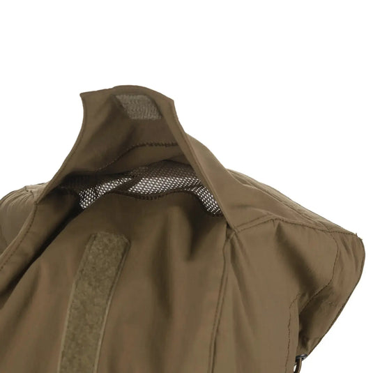 Braune Helikon-Tex® Mistral Anorak Jacket® mit netzgefüttertem Kragen und Schulterdetail.