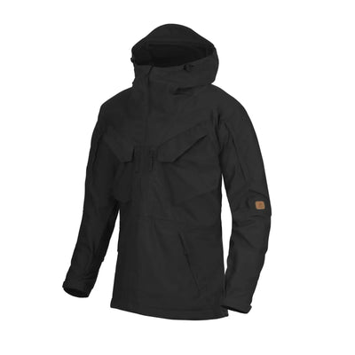 Schwarze Helikon-Tex® Pilgrim Anorak Jacke isoliert auf weißem Hintergrund.