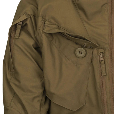 Nahaufnahme einer grünen Helikon-Tex® Pilgrim Anorak-Jacke mit geknöpfter Tasche und Reißverschluss, konzipiert für Outdoor-Aktivitäten.