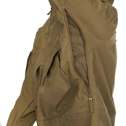 Nahaufnahme einer khakifarbenen Helikon-Tex® Pilgrim Anorak-Jacke mit Kapuze und Reißverschlussdetails, perfekt für Outdoor-Aktivitäten.