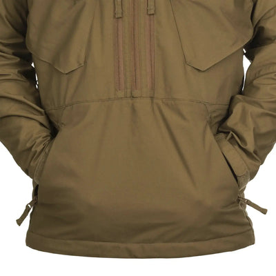 Eine Nahaufnahme einer olivgrünen Helikon-Tex® Pilgrim Anorak Jacke mit Details wie Nähten, Taschen und Kordelzügen.