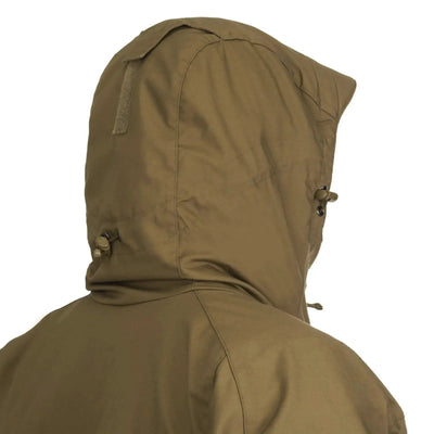 Nahaufnahme einer Person, die eine Helikon-Tex® Pilgrim Anorak-Jacke trägt, von der Seite gesehen.