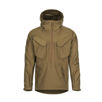 Olivgrüne Helikon-Tex® Pilgrim Anorak-Jacke mit Kapuze und mehreren Taschen, ideal für Outdoor-Aktivitäten, auf weißem Hintergrund.