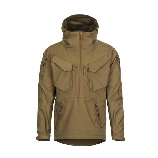 Olivgrüne Helikon-Tex® Pilgrim Anorak-Jacke mit Kapuze und mehreren Taschen, ideal für Outdoor-Aktivitäten, auf weißem Hintergrund.