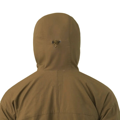 Person steht mit dem Rücken zur Kamera und trägt einen einfarbigen Helikon-Tex® SAS Smock Kapuzenpullover mit hochgezogener Kapuze.