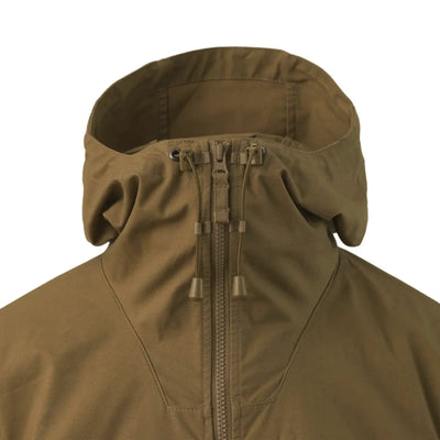 Nahaufnahme einer braunen Helikon-Tex® SAS Smock-Jacke mit Kapuze und Reißverschluss.