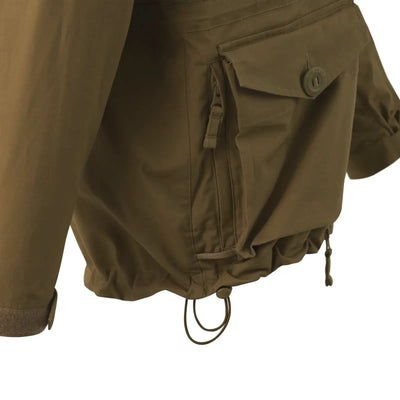 Grüne Cargohose mit Kordelzug am Saum, einem Seitentaschendetail und Helikon-Tex®-Stoff.