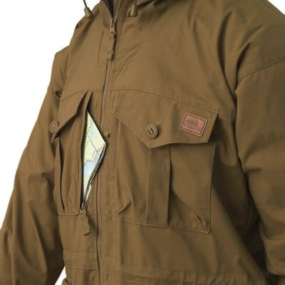 Olivgrüne Helikon-Tex® SAS Smock-Jacke mit teilweisem Reißverschluss und einer Karte in der Tasche.