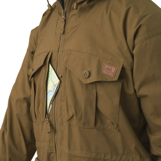 Olivgrüne Helikon-Tex® SAS Smock-Jacke mit teilweisem Reißverschluss und einer Karte in der Tasche.