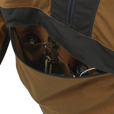 Nahaufnahme einer offenen braunen Tasche mit Reißverschluss und Innenfächern aus strapazierfähigem Helikon-Tex® DuraCanvas® Stoff.