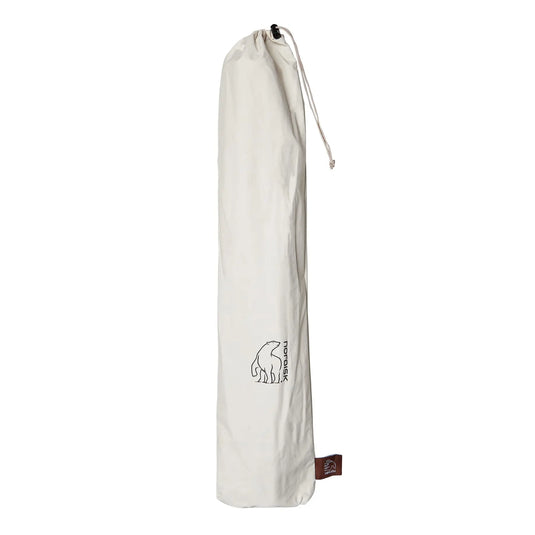 Eine Nordisk®-Leinentasche für einen faltbaren Nordisk® Kari 12 Tarp-Klappstuhl oder ein Zelt, aufrecht stehend, mit Kordelzugverschluss und einem Logo an der Seite. Aus Baumwolle.