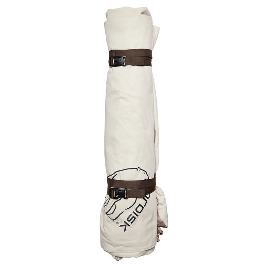 Nordisk® beige Yogamattentasche mit schwarzen Schnallenriemen.