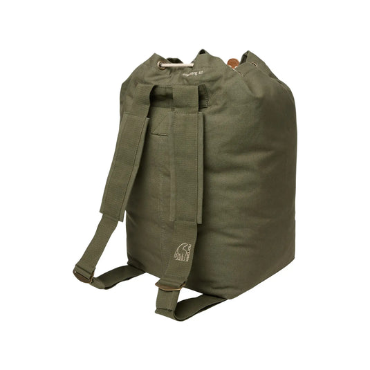 Olivgrüner Nordisk® Kongsberg 40 Canvas-Rucksack isoliert auf weißem Hintergrund.