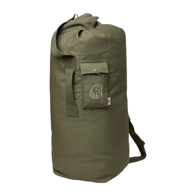 Olivgrüner zylindrischer Nordisk® Kongsberg 65 Duffle Rucksack mit Rollverschluss und einem einzelnen Schultergurt.