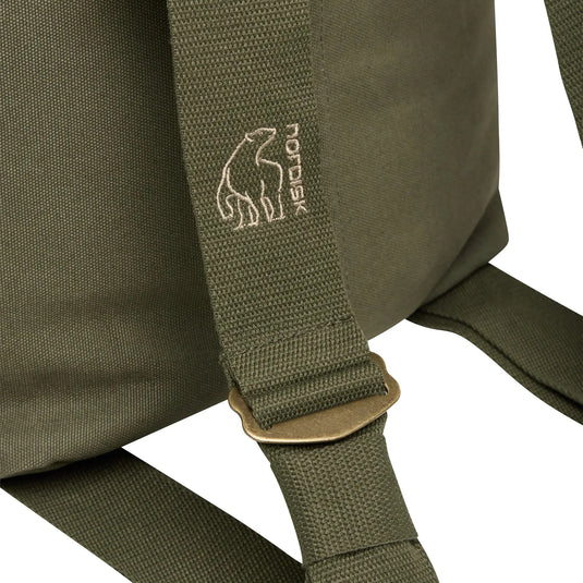 Nahaufnahme eines grünen Nordisk® Kongsberg 65, Duffle Rucksack-Riemens mit einer Nordisk-Logo-Stickerei.