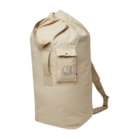 Beigefarbener Nordisk® Kongsberg 65 Reiserucksack aus Segeltuch mit Schultergurt und Nordisk-Markenetikett.