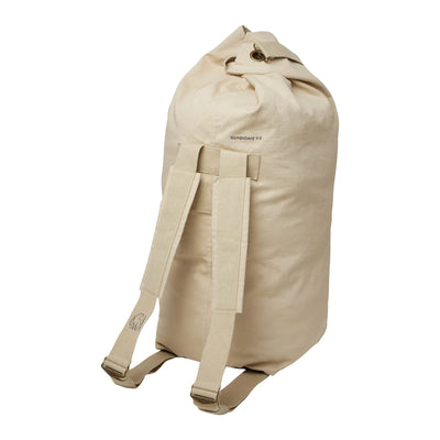 Beigefarbener Nordisk® Kongsberg 65 Reiserucksack mit Rollverschluss und verstellbaren Trägern.