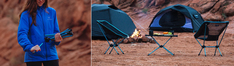Ein Camper in einer blauen Jacke mit einer Tasse steht in der Nähe eines Campingplatzes mit einem Zelt, Stühlen und einem kleinen Lagerfeuer.