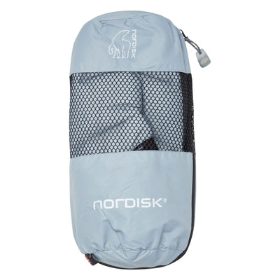 Ein „Mos Down“ Daunenschuhe-Packsack der Marke Nordisk® mit Netzoberseite und festem Boden.