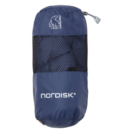 Ein Nordisk® „Mos Down“ Daunenschuh, verpackt in einem Kompressionsbeutel, sorgt für Wärme.