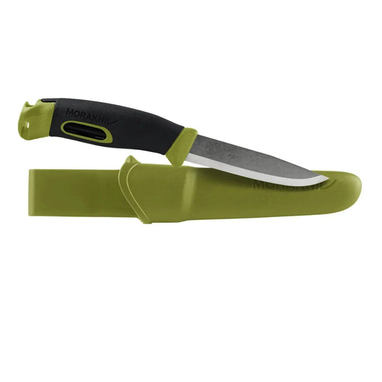 Ein grün-schwarzes Morakniv® Companion Spark - Edelstahlmesser mit Scheide.