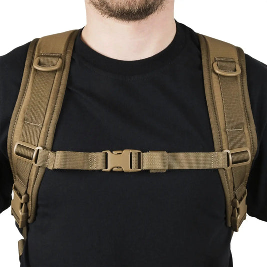 Mann trägt ein schwarzes T-Shirt mit einem braunen Helikon-Tex® EDC Lite Rucksack – Nylon (21 Liter) taktischen Gurtzeug.