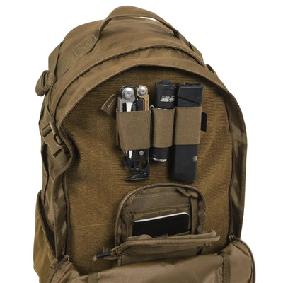 Ein Helikon-Tex® EDC Lite Rucksack – Nylon (21 Liter) mit Außentaschen für verschiedene Ausrüstungsgegenstände wie Taschenlampe und Multitool.