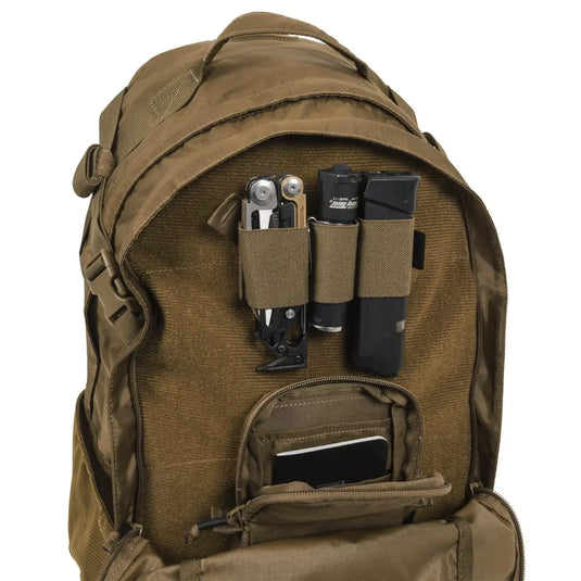 Ein Helikon-Tex® EDC Lite Rucksack – Nylon (21 Liter) mit Außentaschen für verschiedene Ausrüstungsgegenstände wie Taschenlampe und Multitool.