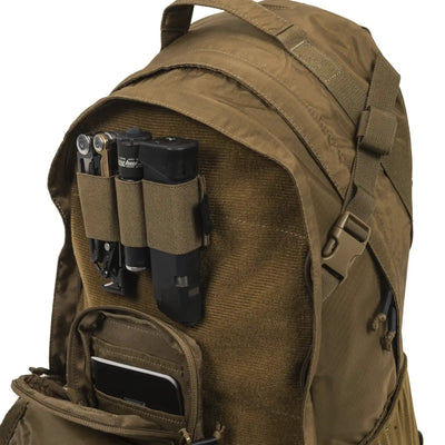 Olivgrüner Helikon-Tex® EDC Lite-Rucksack aus Nylon mit angebrachten Magazintaschen.