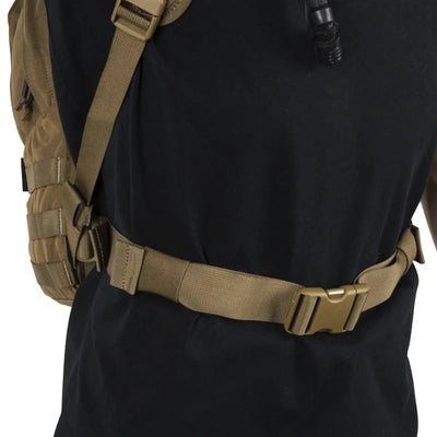 Nahaufnahme einer Person, die ein schwarzes T-Shirt mit einem hellbraunen Helikon-Tex® EDC Rucksack – Cordura (21 Liter) taktischem Schultergurt und Gürtel trägt.