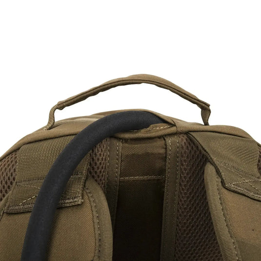 Nahaufnahme des oberen Griffs einer grünen Helikon-Tex® EDC Rucksack – Cordura (21 Liter) Reisetasche vor einem weißen Hintergrund.