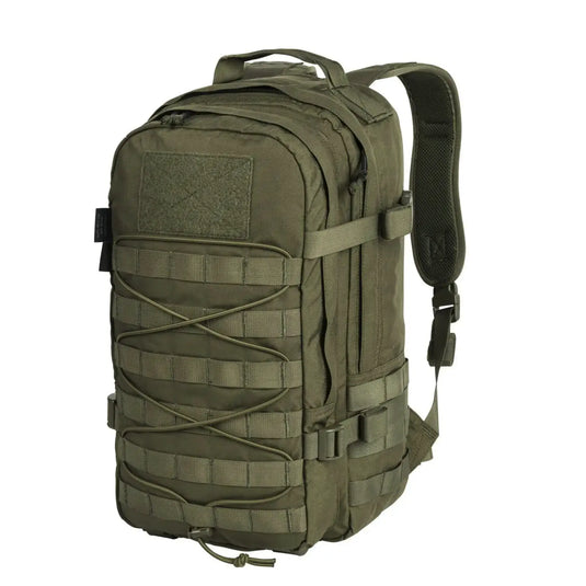 Olivgrüner Helikon-Tex® RACCOON Mk2 Rucksack mit Molle-Gurtband auf isoliertem Hintergrund, entworfen für taktische Missionen.