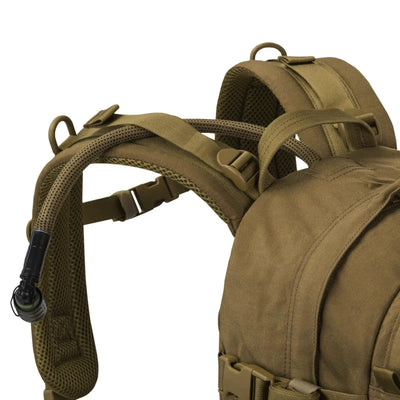 Nahaufnahme der Schultergurte und Befestigungspunkte eines Helikon-Tex® RATEL Mk2 Rucksacks auf weißem Hintergrund.