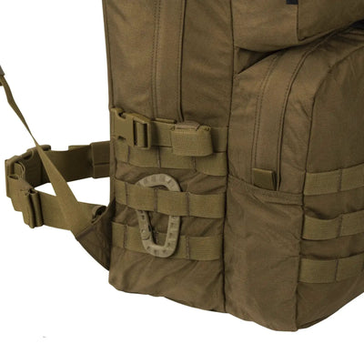 Nahaufnahme eines Helikon-Tex® RATEL Mk2-Rucksacks mit Cordura-Molle-Gurtband und Schnallenriemen.