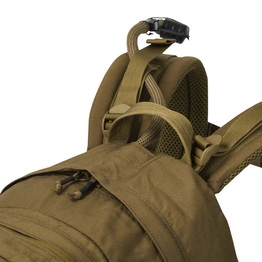 Nahaufnahme eines grünen militärischen Helikon-Tex® RATEL Mk2-Rucksacks mit Riemen und befestigter Taschenlampe aus strapazierfähigem Cordura-Gewebe.