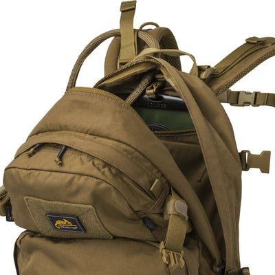 Ein teilweise offener brauner Helikon-Tex® RATEL Mk2 Rucksack mit verschiedenen Fächern und Reißverschlüssen.