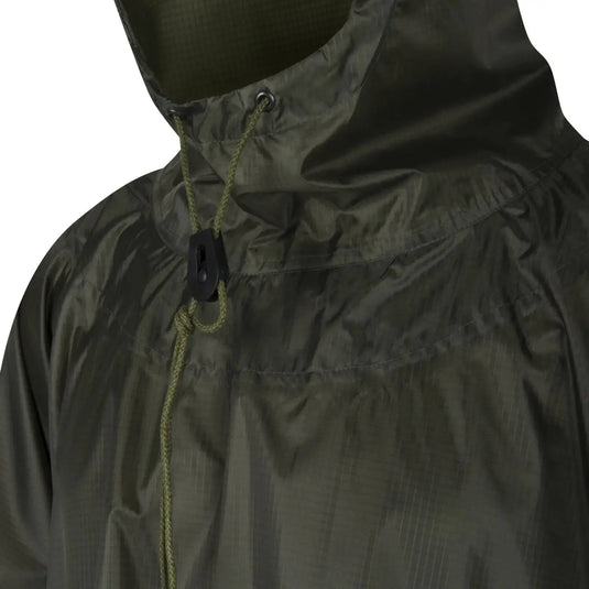 Nahaufnahme einer Regenjacke des US-Modells Helikon-Tex® Poncho mit Reißverschluss und Kordelzug.