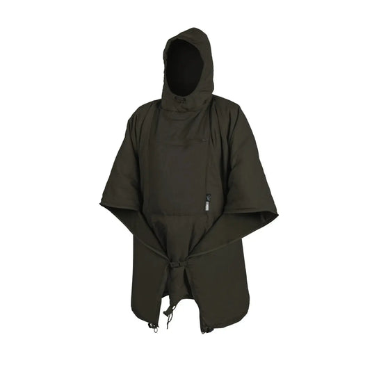 Olivgrüner Helikon-Tex® Swagman Roll Poncho mit Kapuze und Kordelzug in der Taille auf weißem Hintergrund.