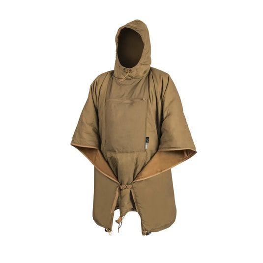 Khaki Helikon-Tex® Swagman Roll Poncho mit Kapuze isoliert auf weißem Hintergrund.