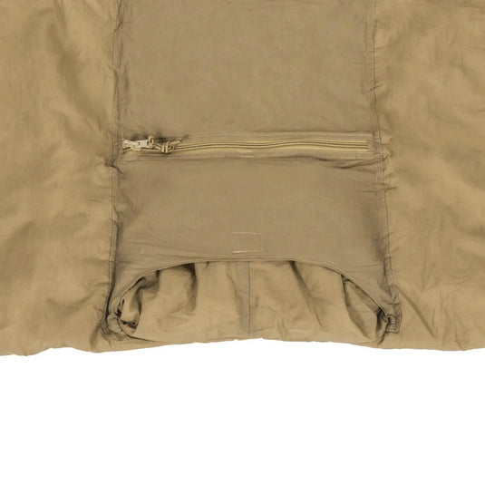 Helikon-Tex® Swagman Roll Poncho mit mittigem Reißverschluss und gerafftem Saumdetail.