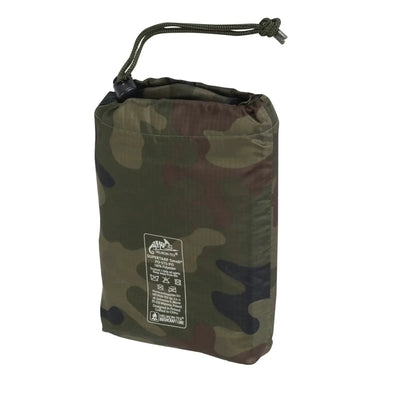 Packsack mit Tarnmuster und Kordelzugverschluss aus Polyester und einem Etikett auf der Vorderseite mit der Aufschrift „Helikon-Tex® SUPERTARP® Small“ von Helikon-Tex®.