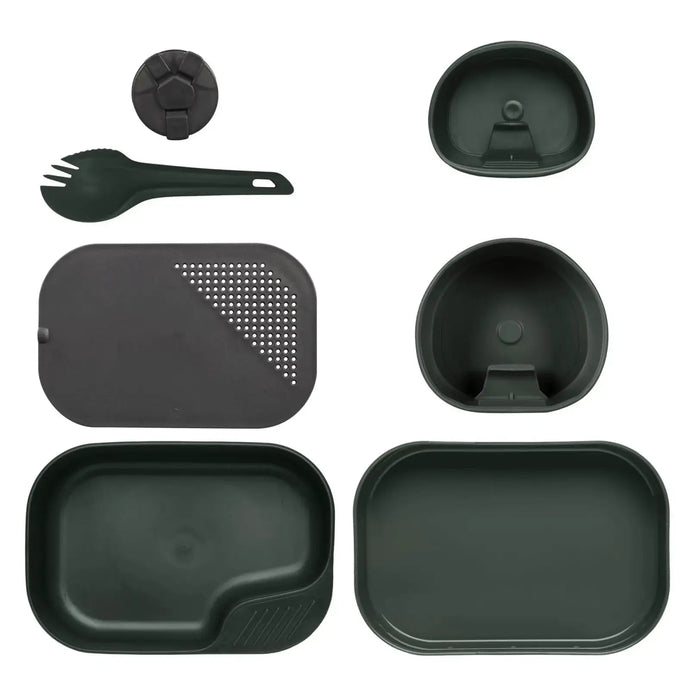 Verschiedene olivgrüne Wildo® CAMP-A-BOX® Komplettes Campinggeschirr-Set bestehend aus einem Göffel, einer Tasse, zwei Schüsseln und zwei Tellern.