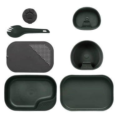 Verschiedene olivgrüne Wildo® CAMP-A-BOX® Komplettes Campinggeschirr-Set bestehend aus einem Göffel, einer Tasse, zwei Schüsseln und zwei Tellern.