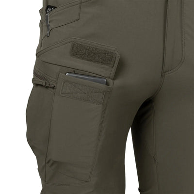 In der Seitentasche der grünen Helikon-Tex® VERSASTRETCH® Outdoor Tactical Pants verstautes Smartphone.