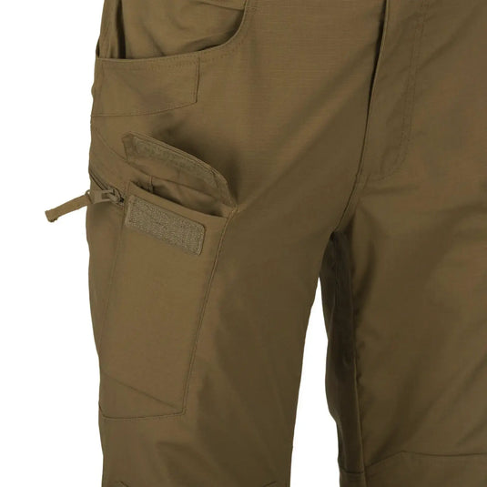 Nahaufnahme einer Cargotasche auf der olivgrünen Helikon-Tex® Urban Tactical Pants – Polycotton Ripstop.