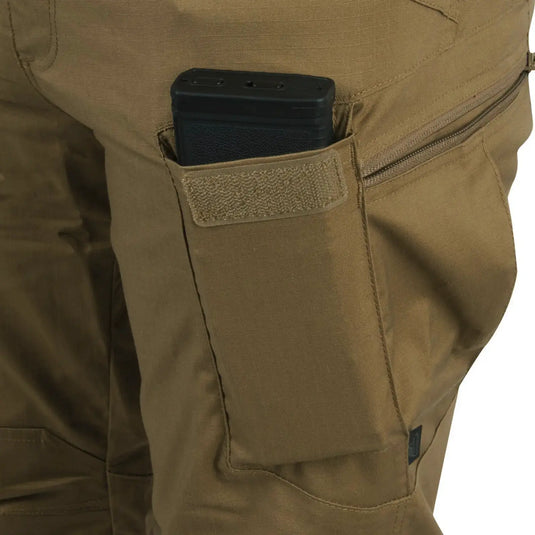 Helikon-Tex® Smartphone in der Cargotasche der Urban Tactical Pants aus Polycotton Ripstop von Helikon-Tex.