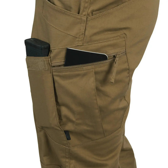 Helikon-Tex® Urban Tactical Pants – Polycotton Ripstop von Helikon-Tex® mit einem Smartphone in der Seitentasche.