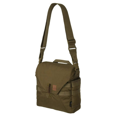 Olivgrüne Helikon-Tex® Bushcraft Haversack-Tasche mit verstellbarem Riemen und Frontklappenverschluss.